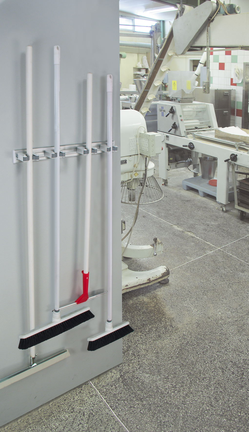 Toolflex Alu-Schiene 90 cm mit weißen Endstücken, bestückt mit 6 weißen Halterungen 25-35 mm
