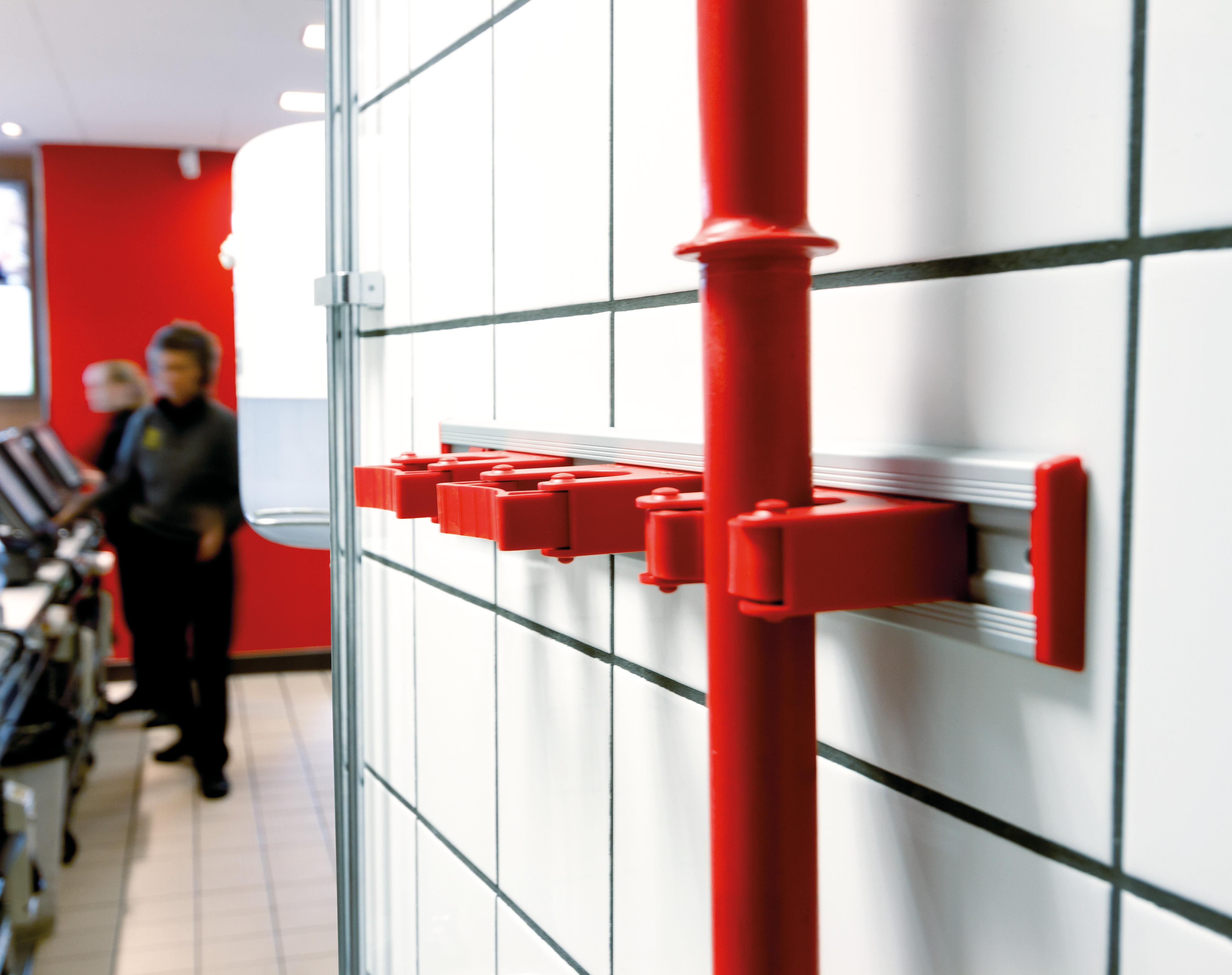Toolflex Alu-Schiene 90 cm mit roten Endstücken, bestückt mit 3 Halter 20-30mm und 2 Haltern 30-40 mm in rot