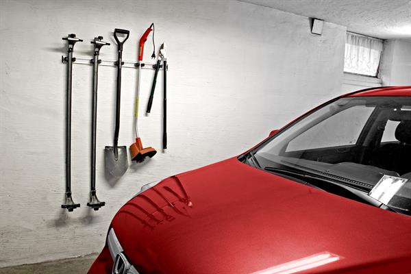 Toolflex Alu-Schiene 90 cm mit schwarzen Endstücken, bestückt mit 6 schwarzen Halterungen 25-35 mm