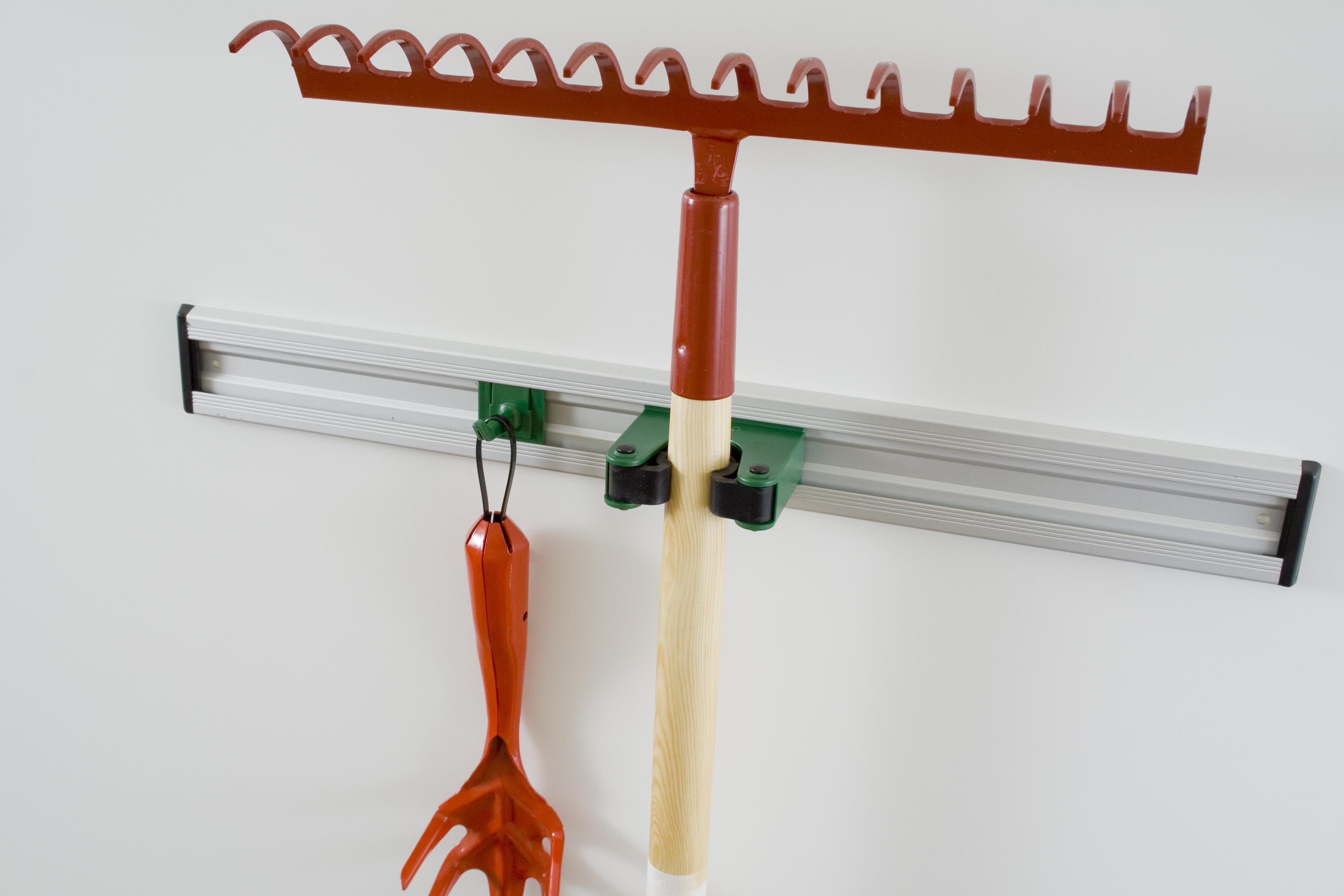 Toolflex Alu-Schiene 50 cm mit grünen Endstücken, bestückt mit 3 grünen Halterungen 25-35 mm