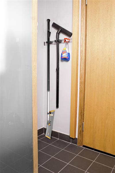 Toolflex Alu-Schiene 50 cm mit schwarzen Endstücken, bestückt mit 3 schwarzen Halterungen 25-35 mm